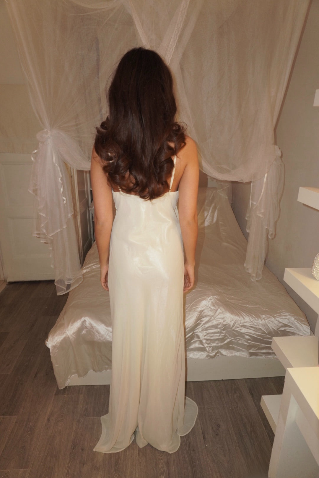 Elegantes weißes Abendkleid