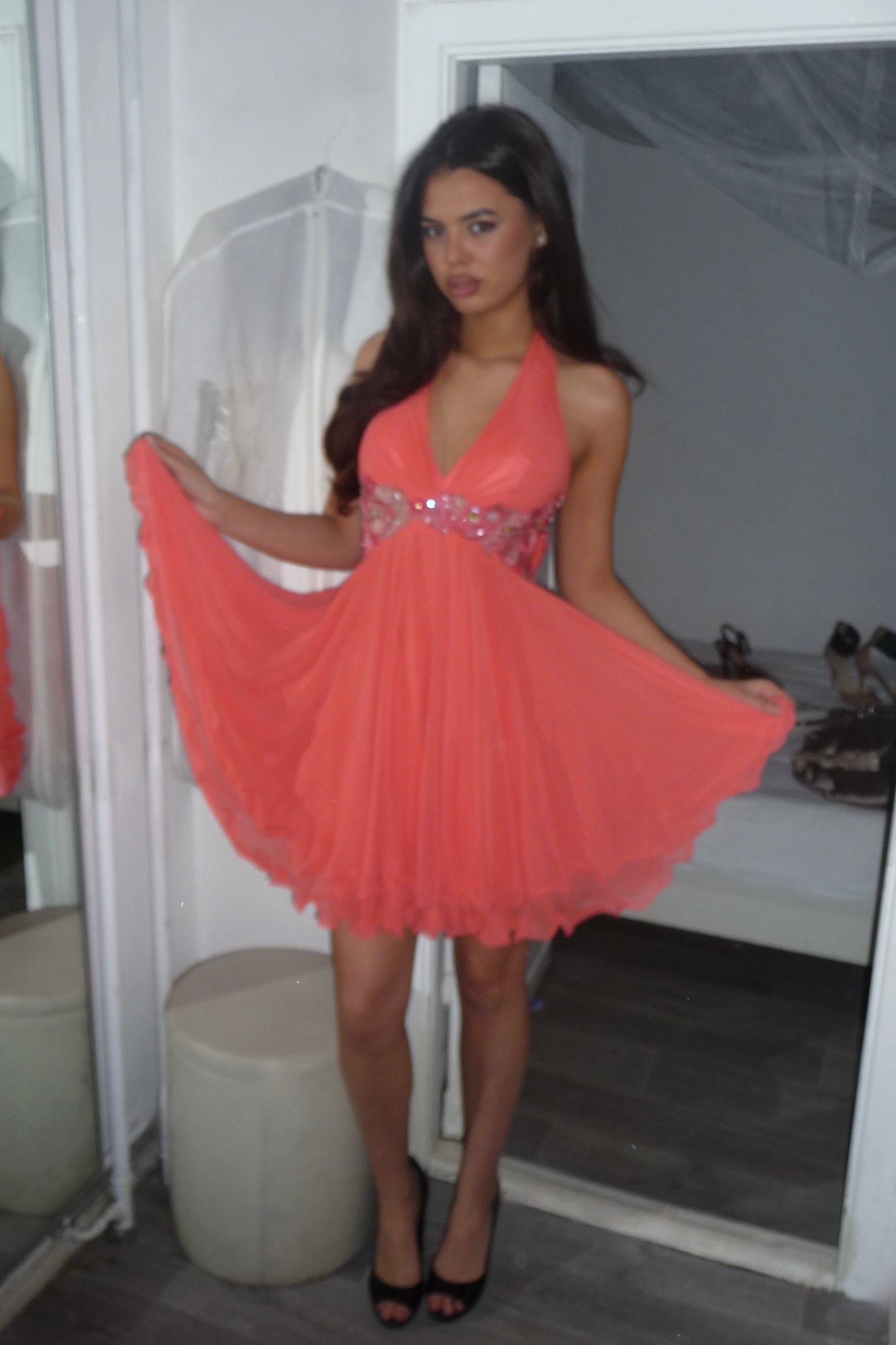 Korallfarbenes Neckholderkleid