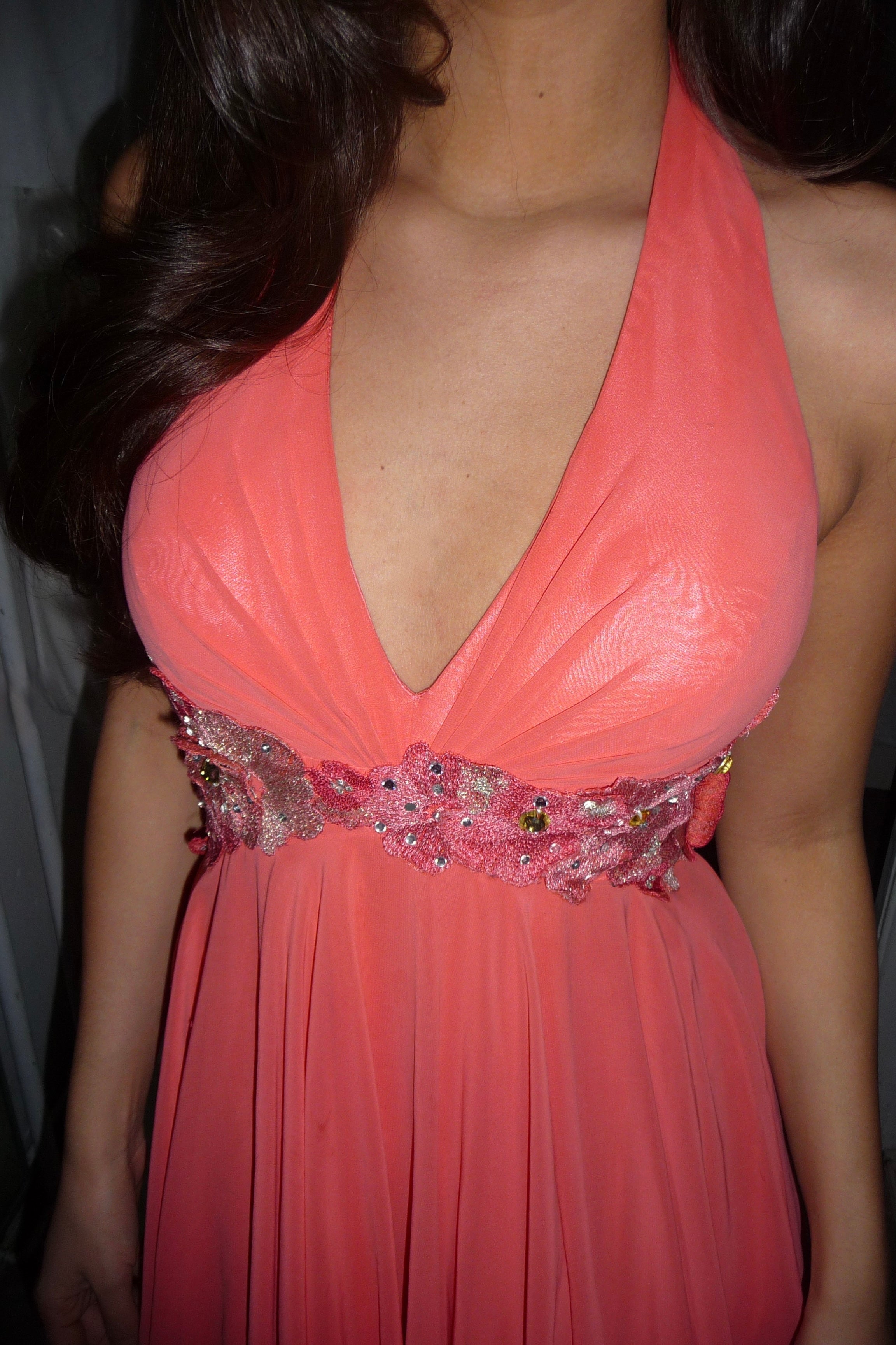 Korallfarbenes Neckholderkleid