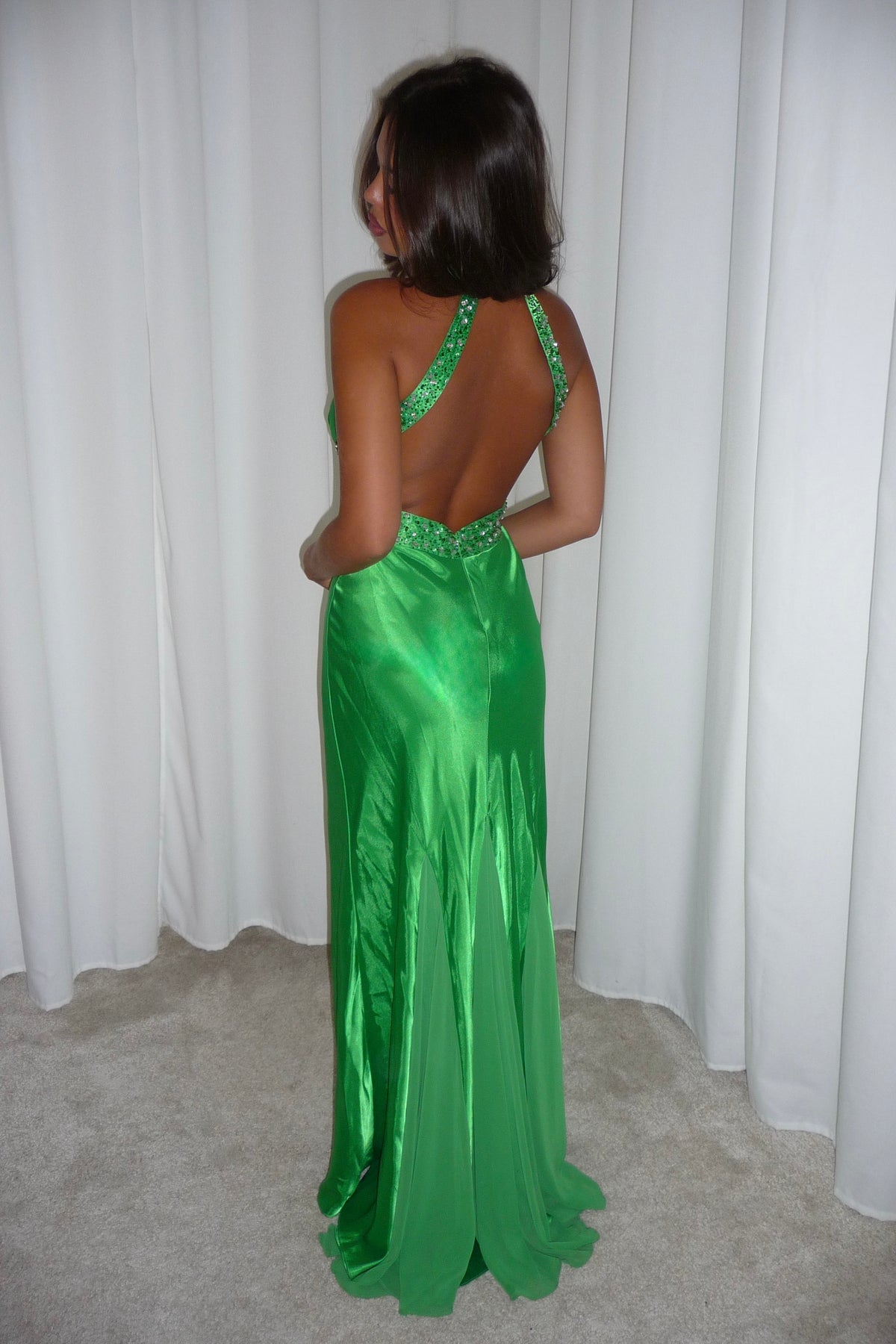 Frieda – Smaragdgrünes Abendkleid, Rückenansicht