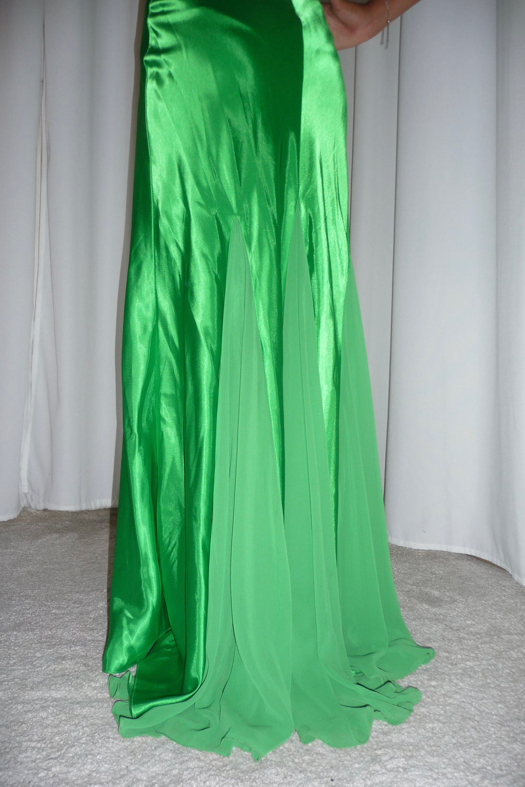 Frieda – Smaragdgrünes Abendkleid, Detailansicht Strass-Gürtel