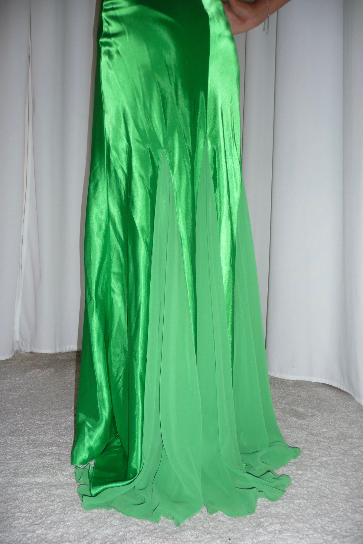 Frieda – Smaragdgrünes Abendkleid, Detailansicht Strass-Gürtel