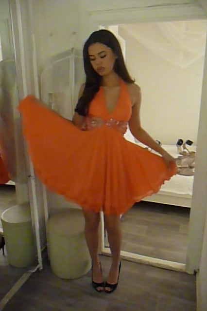 Korallfarbenes Neckholderkleid